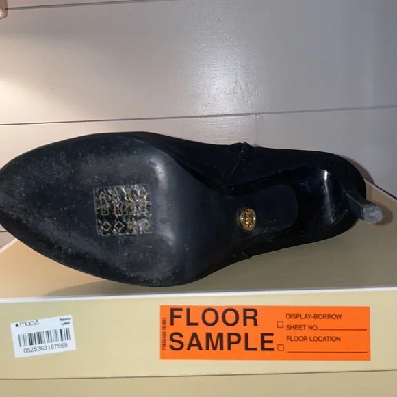 Michael Kors Remi Bootie Size 7.5 - Picture 5 of 7
